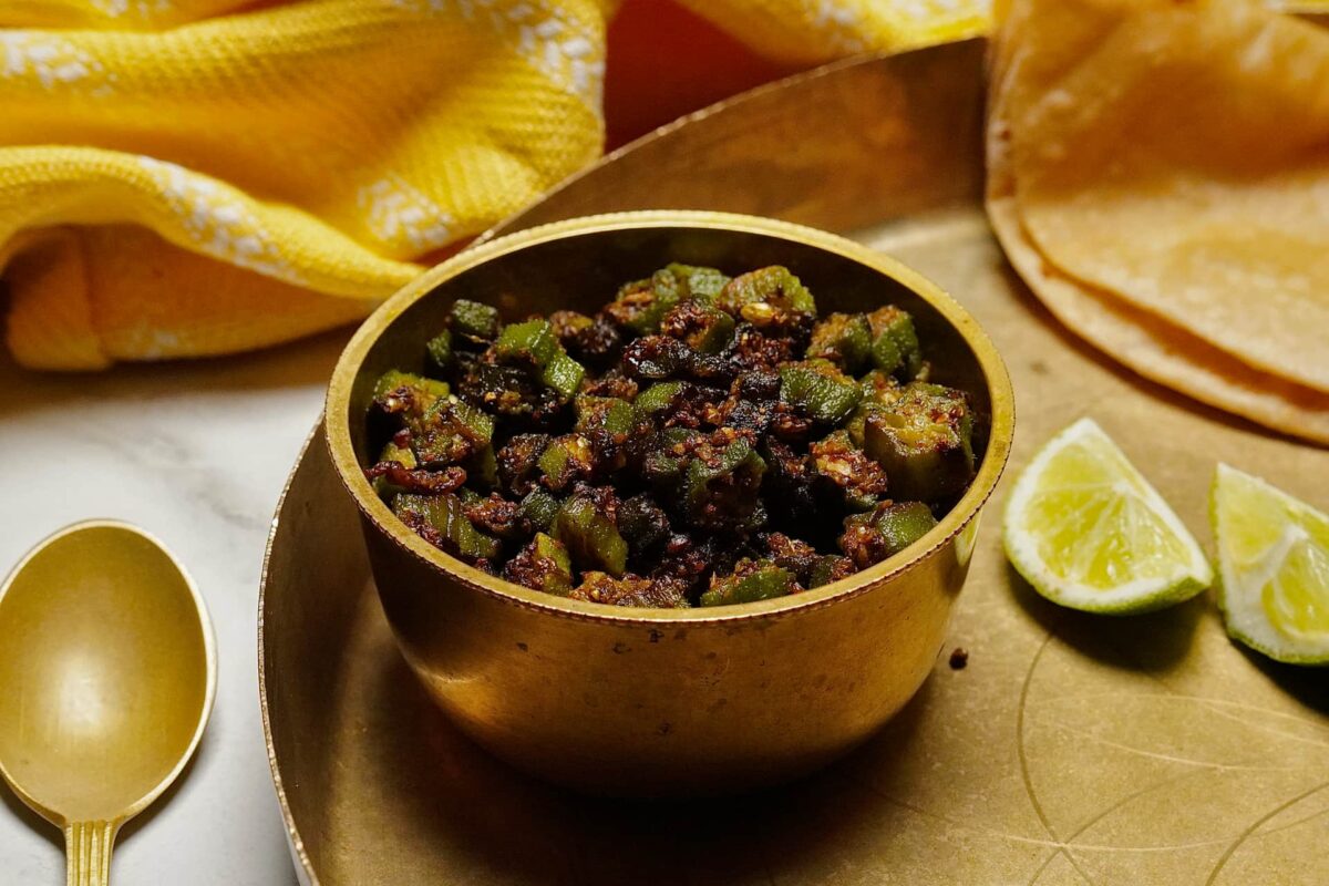 Bhinda nu Shaak served alongside warm roti and a slice of lime for added flavor.