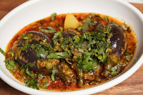 Ringan Na Ravaiya served on a plate with fresh cilantro garnish, ready to be enjoyed with rotis or parathas.
